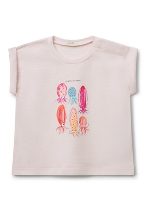 T-shirt di cotone rosa chiaro con maniche corte, caratterizzata da una grafica di un polpo colorato con pois e testo che recita "mi porti al mare?"