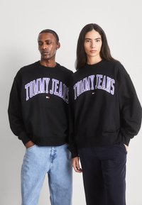 Tommy Jeans - BOXY POP VARSITY CREW UNISEX - Mikina - black Miniatura obrázku 1