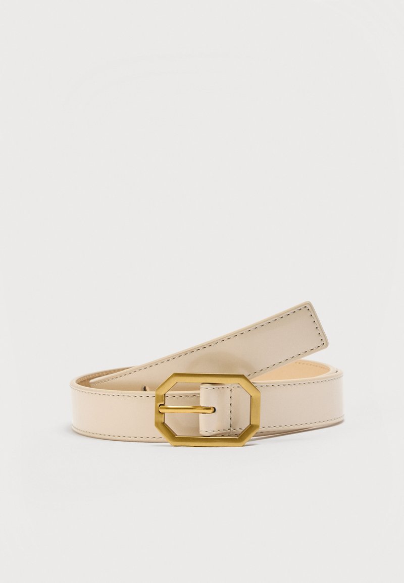 Μπεζ δερμάτινη ζώνη με χρυσόχρωμη οκταγωνική μεταλλική αγκράφα, τυλιγμένη σε επίπεδη λευκή επιφάνεια.
