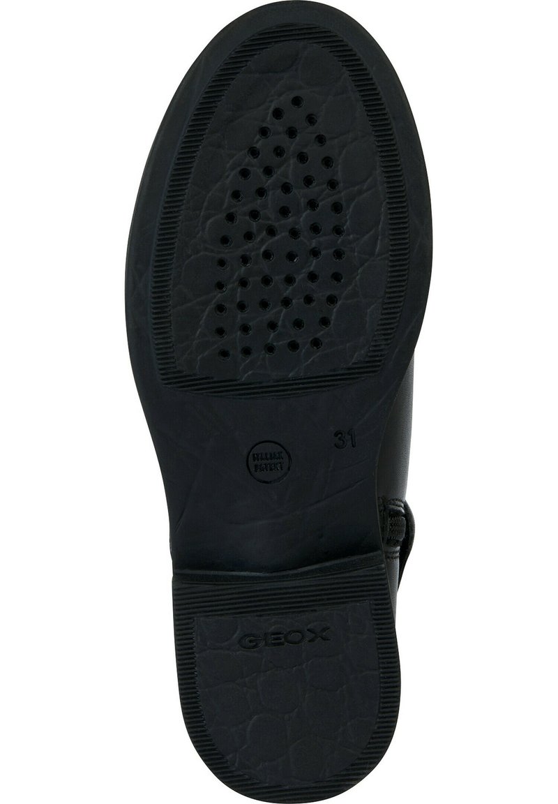 Sole di scarpa nera con superficie testurizzata, materiale in gomma, perforazioni circolari per ventilazione e dettagli di branding in rilievo.