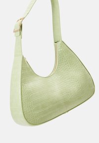 Vaaleanvihreä, kuvioitu keinonahkainen olkalaukku, jossa on kaareva muotoilu, vetoketjusuljenta ja yksi säädettävä olkahihna. Laukussa on krokotiilikuvio.