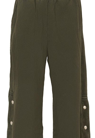 Pantaloni verde oliva con vita elastica, bottoni laterali e tasche. Realizzati in tessuto morbido, presentano un fit rilassato e una leggera texture.