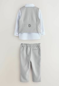 Completo per bambino grigio composto da un gilet texture con fibbia sul retro, una camicia bianca con colletto e pantaloni grigi con elastico in vita e tasca posteriore.