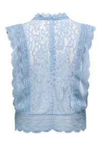 Blouse en dentelle bleu clair avec motifs floraux, bords festonnés et manches courtes, vue de dos avec une petite fermeture à bouton au niveau du cou.
