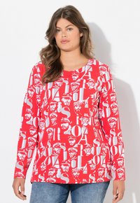 Rotes Langarm-T-Shirt mit einem grafischen Druck von Gesichtern und Buchstaben in Weiß. Mit Rundhalsausschnitt und weichem, leichtem Stoff.