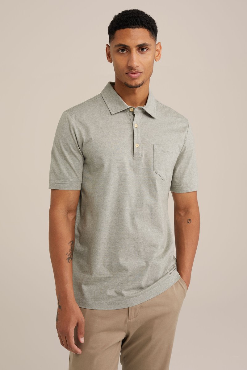 Šedé polo tričko s límečkem, krátkými rukávy, zapínáním na tři knoflíky a náprsní kapsou. Vyrobeno z měkké, strukturované tkaniny.