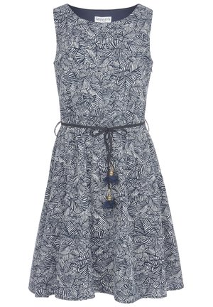 Granatowa sukienka bez rękawów z białym abstrakcyjnym wzorem liści, okrągłym dekoltem oraz cienkim granatowym paskiem z chwostami w talii.