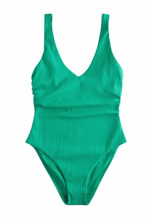 Zöld bordázott egyrészes fürdőruha mély V-nyakkivágással és széles vállpántokkal, fehér háttéren laposan elhelyezve.