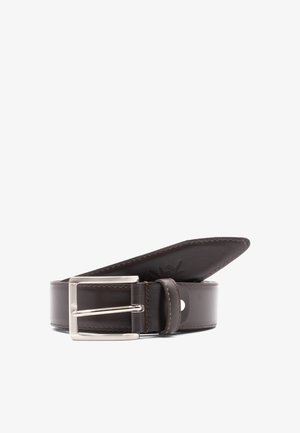 Brauner Leder-Gürtel mit einer silbernen Metallschnalle. Hat eine glatte Textur und kontrastierende Nähte. Abgeschnittene Spitze mit prägsamem Logo.