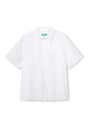 Camisa blanca de manga corta con botones y cuello clásico, que presenta una textura suave y un dobladillo recto. Etiqueta verde dentro del cuello.
