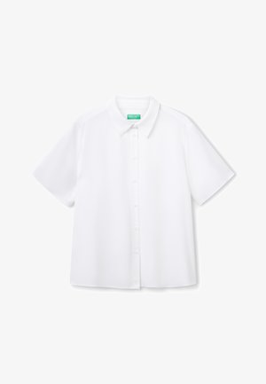 Camicia bianca a maniche corte con bottoni e colletto classico, caratterizzata da una texture liscia e orlo dritto. Etichetta verde all'interno del colletto.