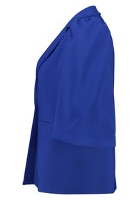 Blauwe blazer met een gestructureerde vorm, zachte stof en subtiele geplooide mouwen; heeft een enkele voorzak en een standaard kraag.