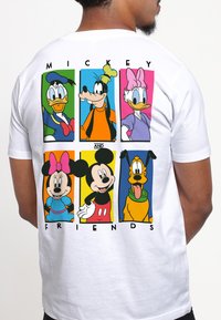 Bílý tričko s kreslenými postavičkami: Mickey Mouse, Minnie Mouse, Donald Duck, Daisy Duck, Goofy a Pluto, zarámované v barevných obdélnících.