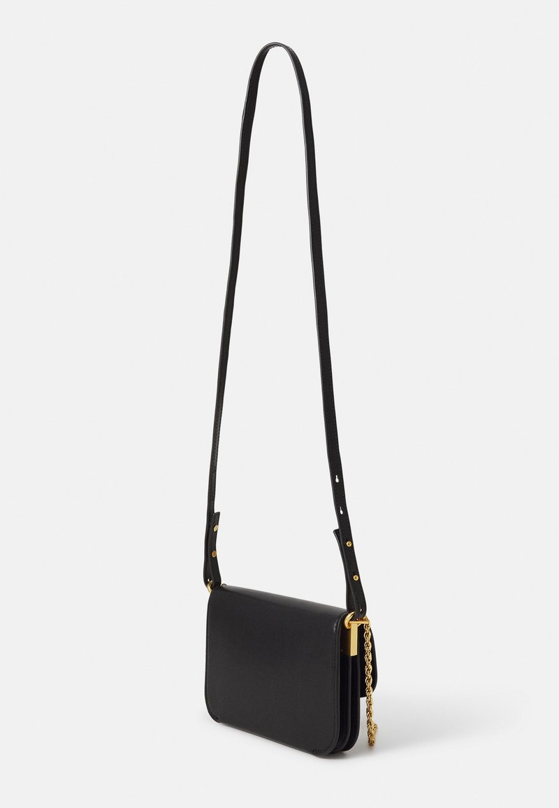 Sac bandoulière rectangulaire noir avec sangle ajustable et détail chaîne dorée sur fond blanc.