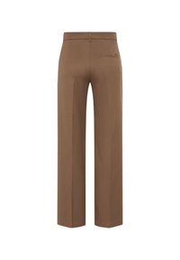 Pantalon droit marron avec une ceinture, des passants de ceinture et une poche arrière, vu de dos sur fond blanc.