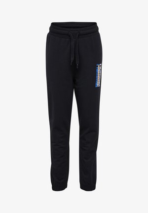 Schwarze Jogginghose mit elastischem Bund, Kordelzug und gerippten Bündchen. Hat ein kontrastierendes blau-weißes Logo am linken Bein.