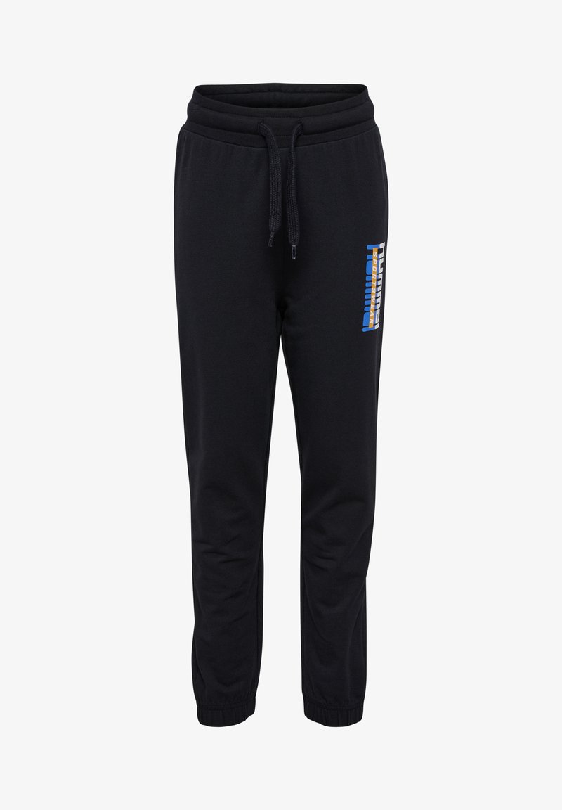 Crne trenirke s elastičnom ušicom, špagom i rebrastim manžetama. Imaju kontrastni plavi i bijeli logo na lijevoj nozi.