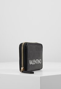 Portofel din piele neagră, cu fermoar auriu, de formă rectangulară, având inscripția "VALENTINO" în litere albe pe față, cu textură netedă și design minimalist.
