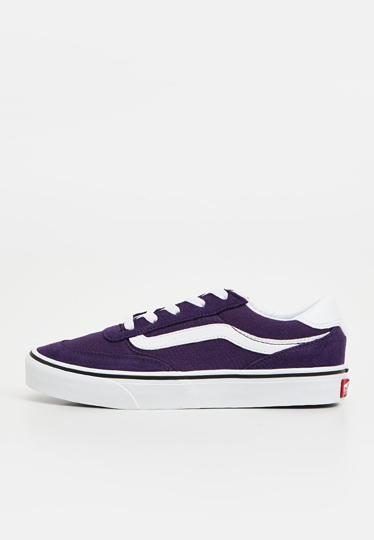 Sneaker in tela viola con dettagli e lacci bianchi. Presenta una suola in gomma nera e un design a striscia sul lato. Tomaia in tessuto strutturato.