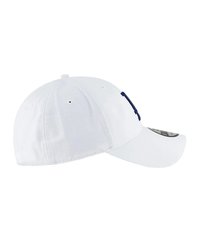 Weißes Baseballcap mit einem gebogenen Schirm, das marineblaue Akzente und Belüftungsöffnungen oben aufweist. Verstellbarer Hinterriemen für die Größenanpassung.