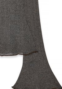 Tessuto a maglia a coste di un grigio scuro con una leggera lucentezza, che mostra l'orlo svasato e un dettaglio di bordo a strati.