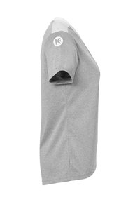 Grijze T-shirt met korte mouwen en ronde hals, voorzien van een witte schouderaccent en een logo op de linkermouw. Zacht katoenen materiaal.