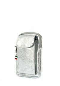 Portefeuille en métal argenté avec une fermeture à rabat, une poche zippée et un petit charme drapeau italien attaché. Texture lisse et forme rectangulaire.