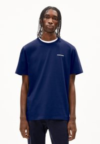 T-shirt en coton bleu marine à manches courtes, avec un logo blanc "ARMEDANGELS" brodé sur la poitrine gauche et un col rond.