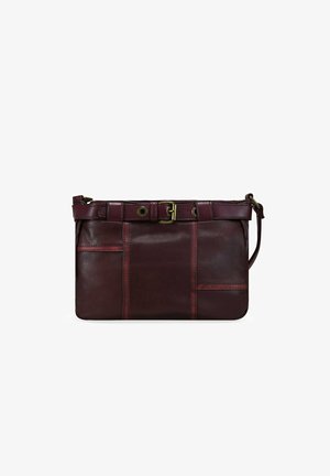 Clutch de cuero burdeos con forma rectangular plana, que presenta un acabado decorativo de cinturón y acentos en tono dorado.