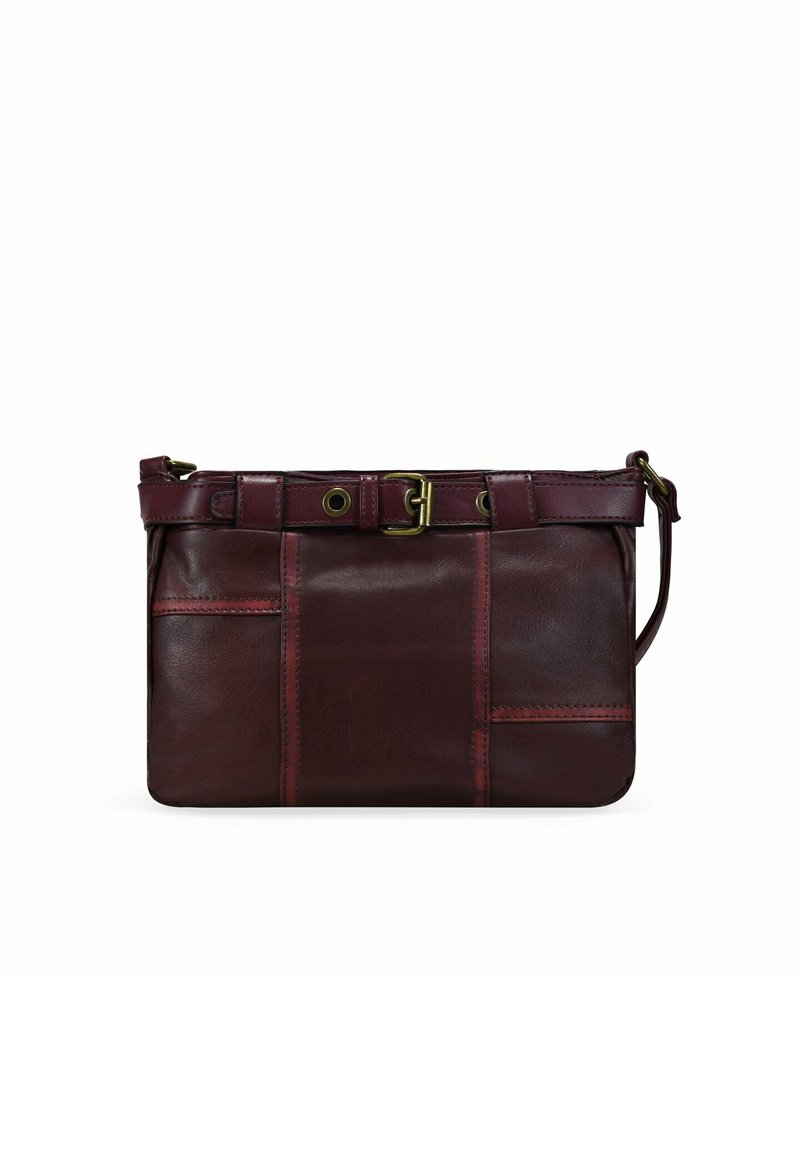 Clutch de cuero burdeos con forma rectangular plana, que presenta un acabado decorativo de cinturón y acentos en tono dorado.