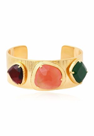 Bracelet manchette en or avec une finition texturée, serti de grandes pierres précieuses facettées rouges, roses et vertes, réparties uniformément sur sa surface.