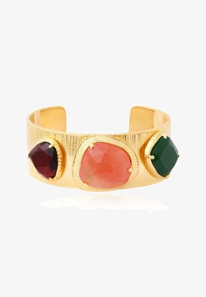 Bracelet manchette en or avec une finition texturée, serti de grandes pierres précieuses facettées rouges, roses et vertes, réparties uniformément sur sa surface.