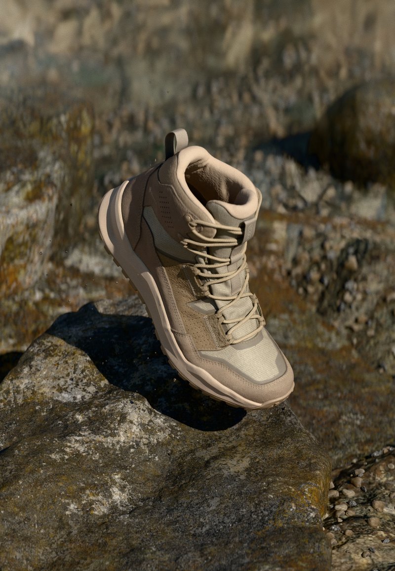 Beige turstøvler laget av netting, semsket skinn og gummi. Har en polstret krage, snøring og en teksturert såle for godt grep.