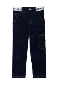 Pantaloni in denim blu scuro con un elastico bianco in vita etichettato "BUGATTI". Presentano tasche frontali e una tasca cargo laterale.