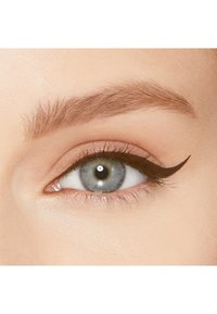 Close-up van een blauwe oog met opvallende zwarte eyeliner die een vleugje effect creëert, omringd door lichtbruine wimpers en een gladde huidstructuur.