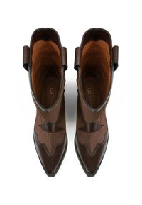 Stivaletti in pelle marrone con punta affusolata, dotati di una tomaia in camoscio, cuciture a contrasto e un design distintivo in stile western.