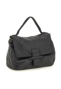 Borsa in pelle nera con manico superiore, chiusura a pattina e dettagli con tracolla, posizionata su uno sfondo bianco.