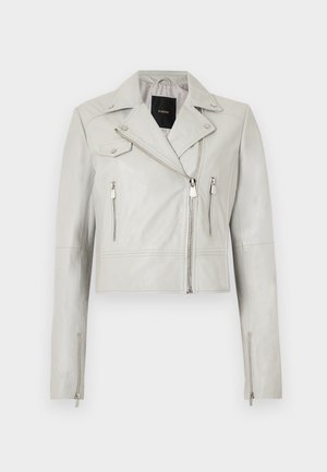 Veste de motard en cuir gris clair coupée, avec fermeture éclair asymétrique, col à revers, poches zippées et poignets zippés sur manches longues.