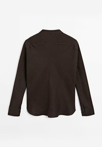 Chemise marron à manches longues vue de dos avec des poignets boutonnés et un ourlet incurvé sur un fond blanc uni.