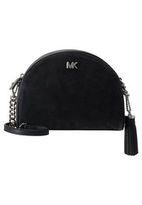 Svart mocka crossbody-väska med silverfärgad hårdvara, rund form, kedjesnodd och en tofsdetalj på sidan. Varumärkets emblem på framsidan.