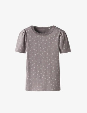 Lila ribbad kortärmad topp med ett blommönster, spetsdetaljer vid halsringningen och puffärmar. Mjuk textur, avslappnad passform.