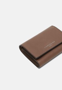 Portefeuille en cuir marron avec une surface texturée, design pliable et logo en relief argenté. Présente une forme compacte et une couture précise.