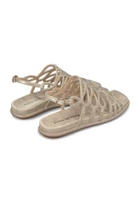Sandali con cinturini in un leggero oro con una finitura liscia e luccicante. Presentano cinturini intrecciati e una suola interna confortevole. Fibbia alla caviglia regolabile.