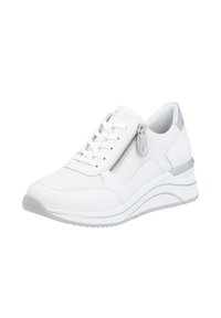 Baskets blanches avec un matériau perforé, accents argentés, fermeture à lacets et à zip, semelle compensée et semelle en caoutchouc texturé.