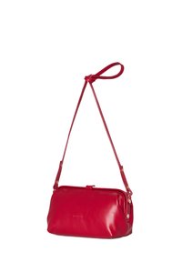 Borsa a tracolla rossa in pelle con chiusura a zip, forma rettangolare, texture liscia, tracolla regolabile e accesori in metallo dorato.