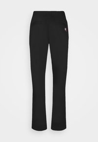 Pantalones negros de corte recto, con dos bolsillos traseros y un pequeño logo en el lado derecho. Tela suave y duradera.