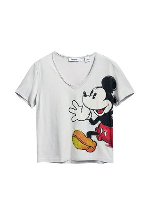 T-shirt en coton léger à manches courtes, de couleur gris clair, avec un col en V. Présente un grand graphique noir et rouge d'un personnage de dessin animé portant des chaussures jaunes.