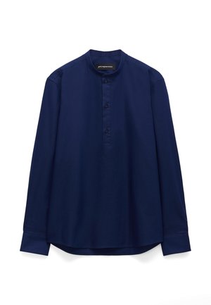 Marineblauw shirt met lange mouwen, mandarijnkraag en drieknopenbies, ontworpen door Adolfo Dominguez.