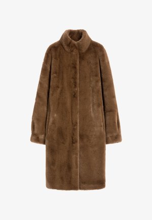 Brązowy płaszcz z sztucznego futra o miękkiej fakturze, pionowym zapięciu z przodu i stójką. Ma długie rękawy i minimalistyczny design.