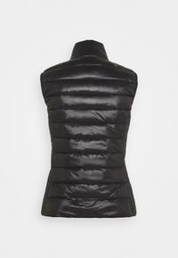 Melnā, bez piedurknēm, pūkainā veste ar augstu apkakli, quilted dizainu un spīdīgu tekstūru. Iezīmēta ar horizontālu šuvju sistēmu siltumizolācijai.